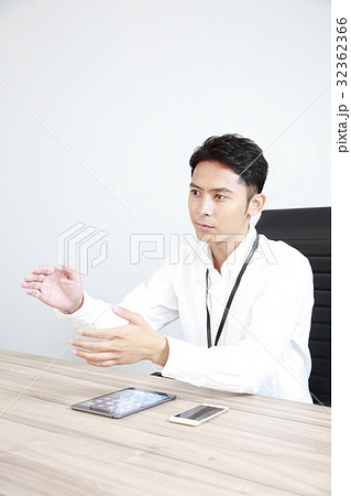 相談を聴く若い男性 相談を聴く若い男性 32362366