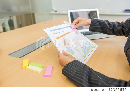ビジネス　ミーティング　コアワーキング　打ち合わせ　キャリアウーマン　女性　付箋　ポストイット 32362652