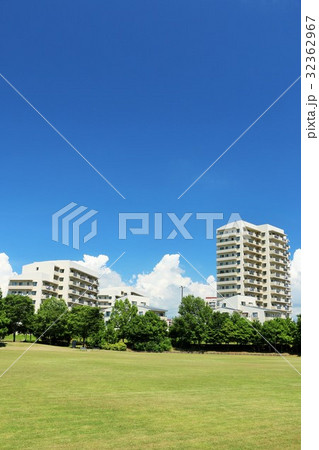 青空のマンションと公園風景 青空のマンションと公園風景 32362967