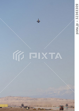 カリフォルニアの青い空を飛行する米海軍ブルーエンジェルスのFA-18Cホーネット戦闘攻撃機 32363309