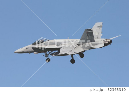 カリフォルニアの青い空を飛行する米海兵隊の空母艦載機F-18Cホーネット戦闘攻撃機 32363310