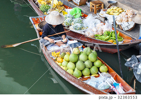 Damnoen Saduak floating market 32363553