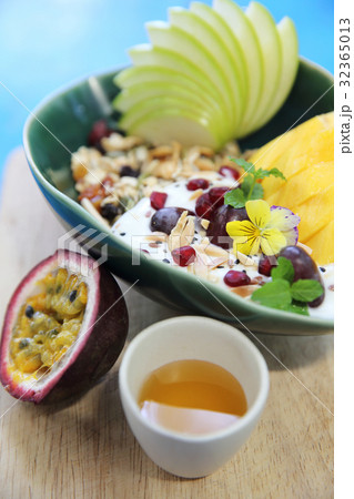 cereal and yogurt with fruits cereal and yogurt with fruits 32365013