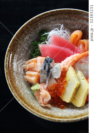 Sushi don , raw salmon tuna octopus and egg on rice 32365231