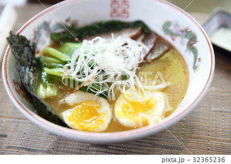 noodle ranmen Japanese food 32365236