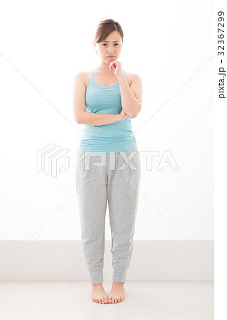 フィットネス 女性 悩む 32367299