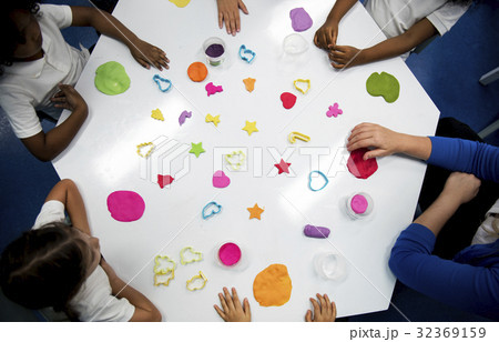 Kindergarten students learning shape with colorful clay 32369159