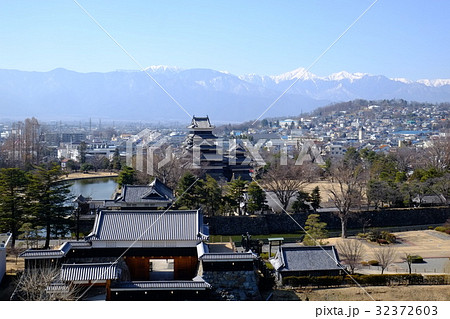 松本城と城山方面 32372603
