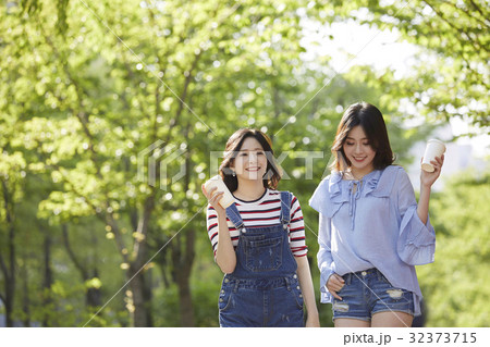 若い女性だけ 若い女同士 紙コップ 32373715