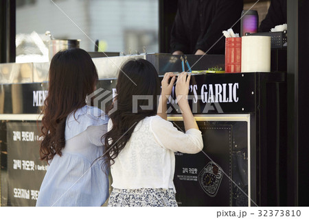 上半身 若い女性 フードトラック 32373810