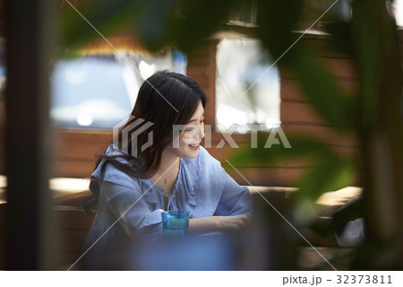 感情 大学生 上半身 32373811