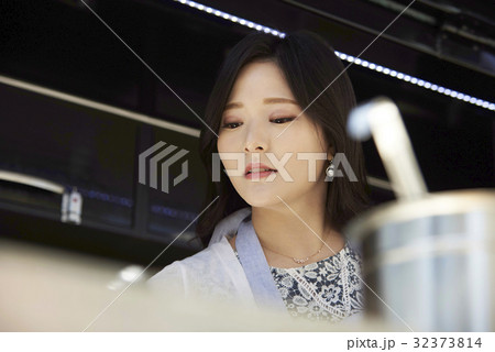若い女性 店員 職業人 32373814