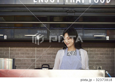 見下ろす 見おろす 上半身 32373818