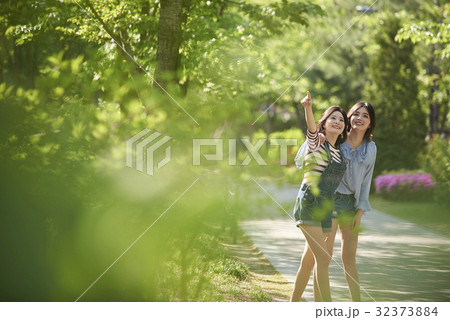 散歩 若い女性 友達 32373884