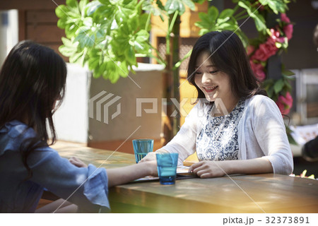 レストラン 食堂 若い女性 32373891