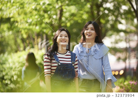 散歩 友情 若い女性 32373934