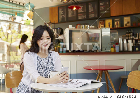 スマートフォン スマホ 若い女性 32373952