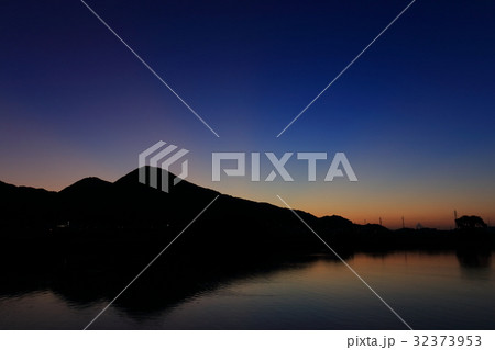 夕景　千股池からの二上山 32373953