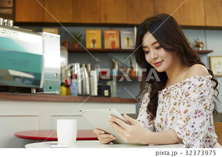若い女性 カフェ タブレットピーシー 32373975