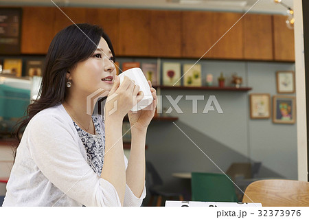 若い女性 カフェ 快適 32373976