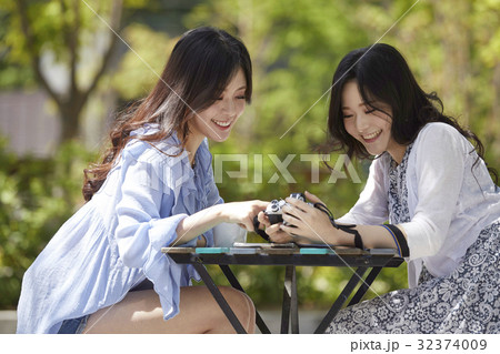 見下ろす 見おろす 若い女性だけ 32374009