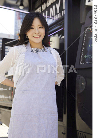 若い女性 店員 楽しみ 32374013