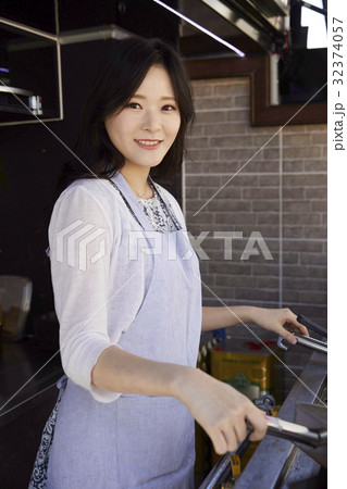 料理の 料理中 若い女性 32374057