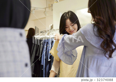 ショッピング 買い物 洋品店 32374088