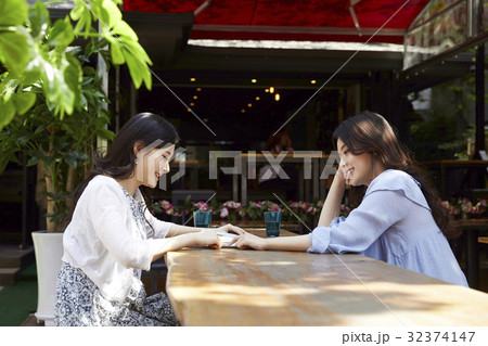 感情 下を向く 大学生 32374147