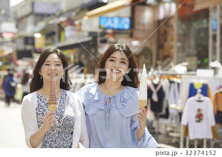 ソウル アイスクリームコーン 若い女性 32374152