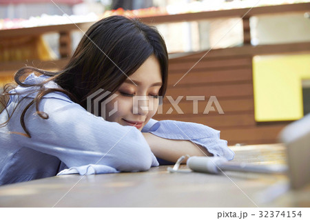 屋外 室外 女性 32374154