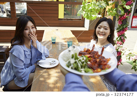 サービング 給仕 レストラン 32374177