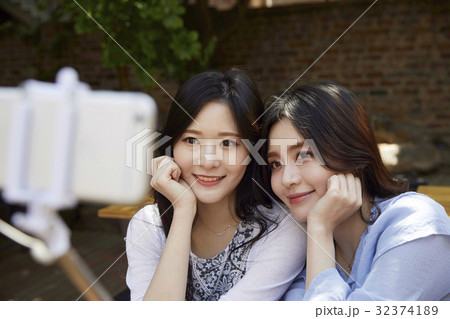 レストラン 食堂 女性 32374189