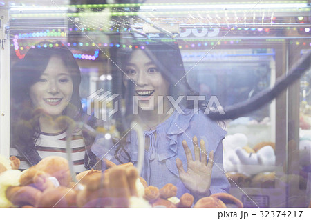 UFOキャッチャー 若い女性 楽しみ 32374217