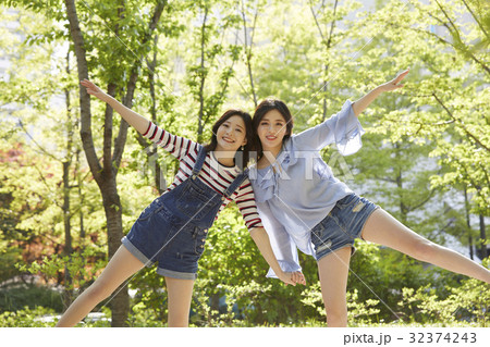 友情 若い女性 楽しみ 32374243