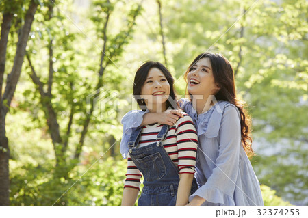 友情 若い女性 友達 32374253