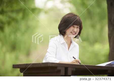 感情 ビジネス 上半身 32374371