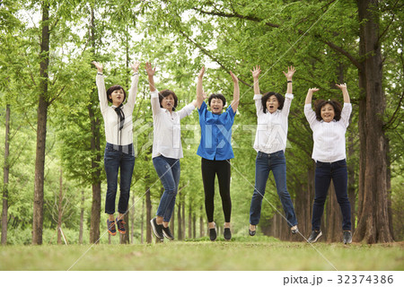 同窓生 同級生 挙手 32374386