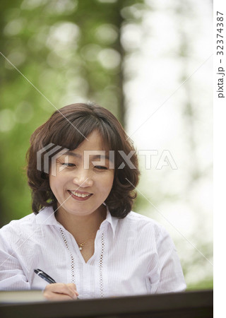 感情 ビジネス 上半身 32374387