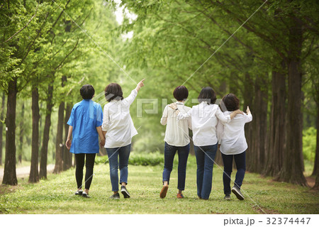 歩く 同窓生 同級生 32374447