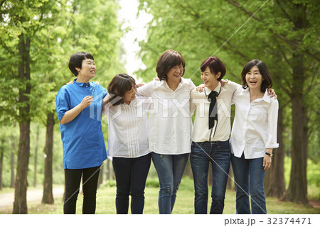 40代 大人 成人 32374471