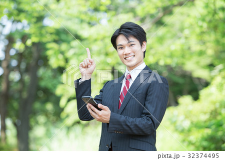 ビジネスマン(スマートフォン) 32374495