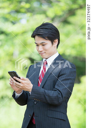 ビジネスマン(スマートフォン) 32374497