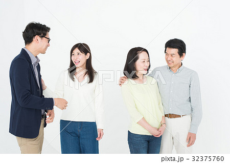 寄り添うカップル　2組 32375760