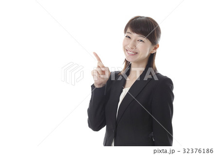 指さしポーズの女性の写真素材 指さしポーズの女性の写真素材
