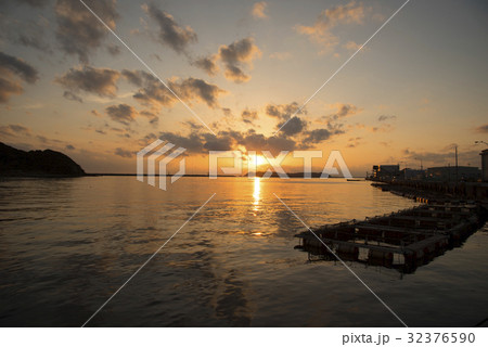 波に光る夕日 波に光る夕日 32376590