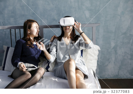 VR バーチャルリアリティ 動画 映画 女性 若い女性 VR バーチャルリアリティ 動画 映画 女性 若い女性 32377083