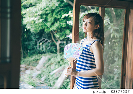 縁側でうちわをあおぐ女性 32377537