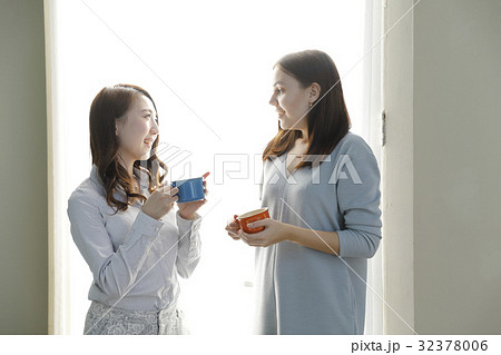 くつろぐ女性 くつろぐ女性 32378006
