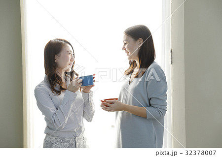 くつろぐ女性 くつろぐ女性 32378007